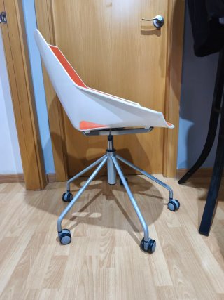 Silla de oficina naranja y blanca