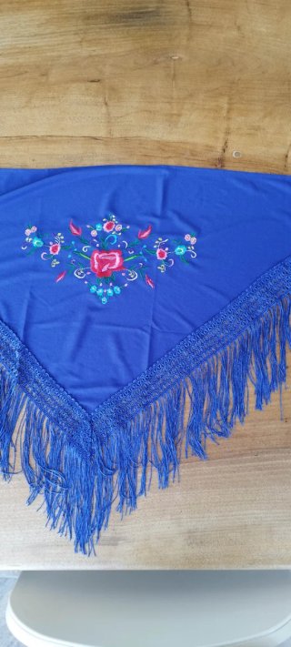 Mantón pequeño bordado azul con flecos.