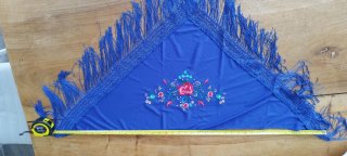 Mantón pequeño bordado azul con flecos.