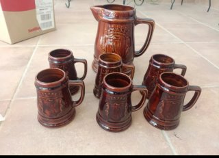 Set vintage brocca e bicchieri da birra marrone