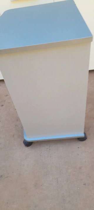 Mueble auxiliar con ruedas