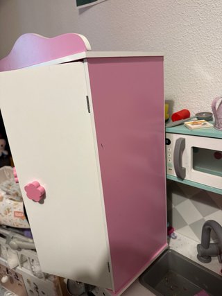 Armario de juguete rosa y blanco