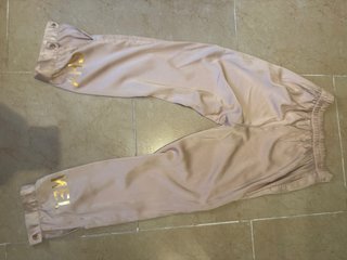 Pantalones rosas de satén