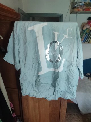 Camiseta con capucha oversize plateada