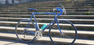 Bicicleta de carretera Pinarello azul retro