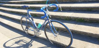 Bicicleta de carretera Pinarello azul retro