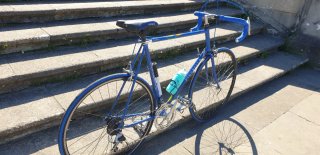 Bicicleta de carretera Pinarello azul retro
