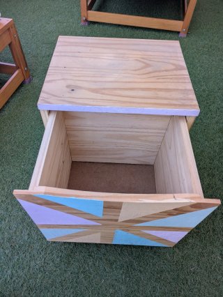Cajón/estante de madera con ruedas