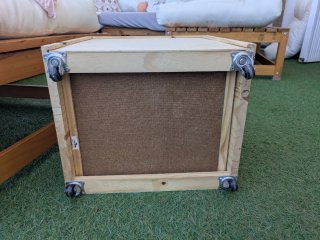 Cajón/estante de madera con ruedas
