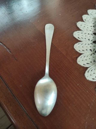 Cuchara antigua de postre de plata.