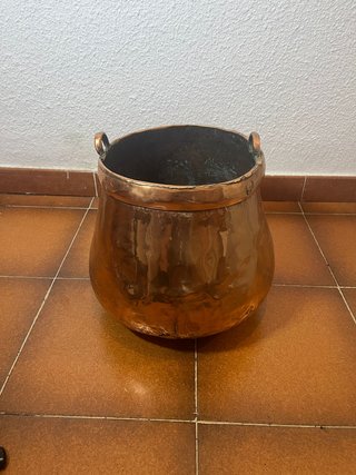 Caldero antiguo de cobre