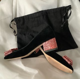 Zapatos de fiesta negros y rosas