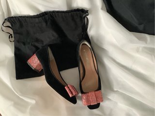 Zapatos de fiesta negros y rosas