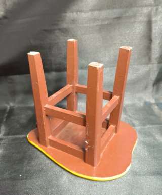 Silla infantil de madera decorada