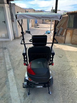 Scooter eléctrico con toldo