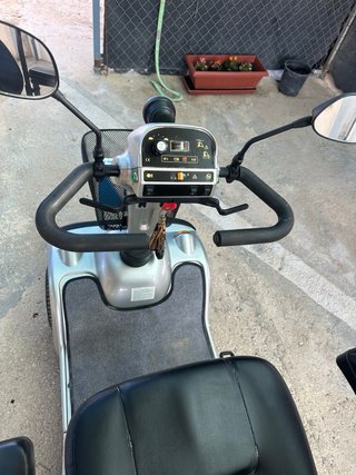 Scooter eléctrico con toldo
