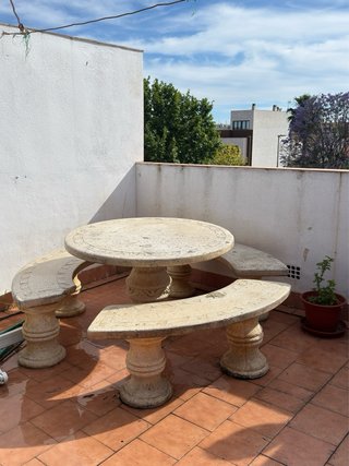 Tavolo rotondo in pietra con panche