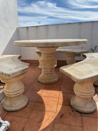 Tavolo rotondo in pietra con panche