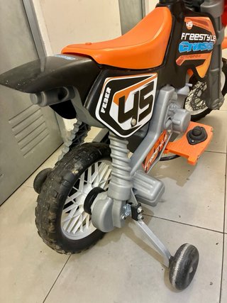 Moto infantil de batería Feber