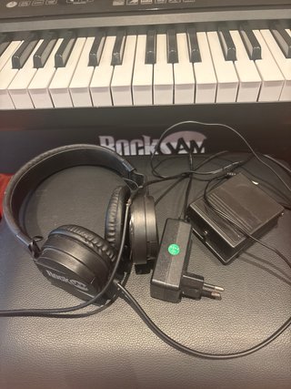 Piano RockJam RJ761 con pedal y auriculares