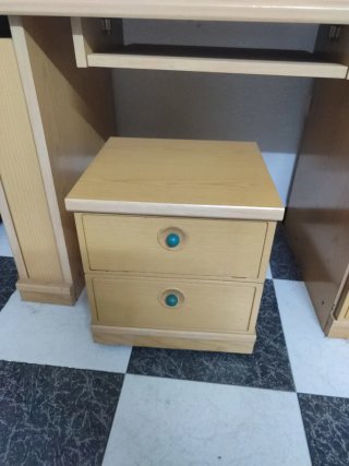 Escritorio madera con cajones y estantes