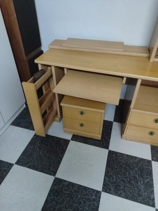 Escritorio madera con cajones y estantes