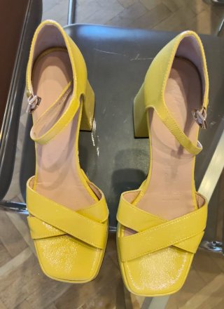 Sandalias amarillas, bolso fiesta a juego