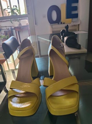 Sandalias amarillas, bolso fiesta a juego