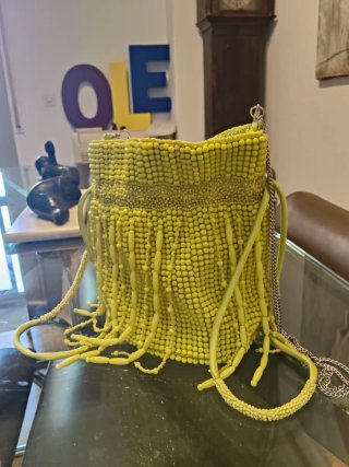 Sandalias amarillas, bolso fiesta a juego