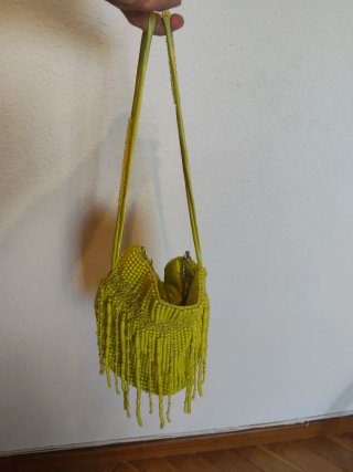 Sandalias amarillas, bolso fiesta a juego