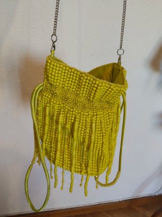 Sandalias amarillas, bolso fiesta a juego