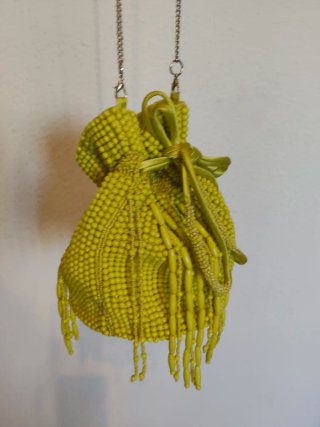 Sandalias amarillas, bolso fiesta a juego