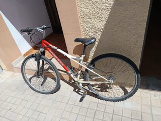 Bicicleta Montaña Monty Roja y Blanca