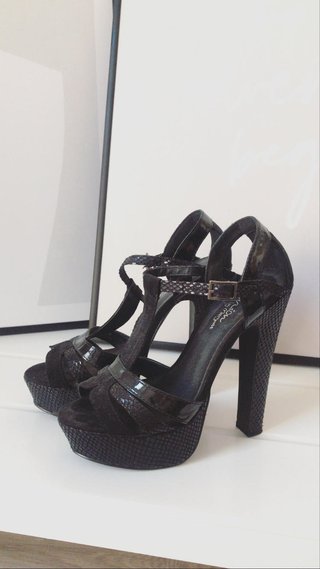 Zapatos tacón con charol negro T.36