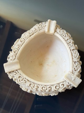 Posacenere intagliato in stile antico