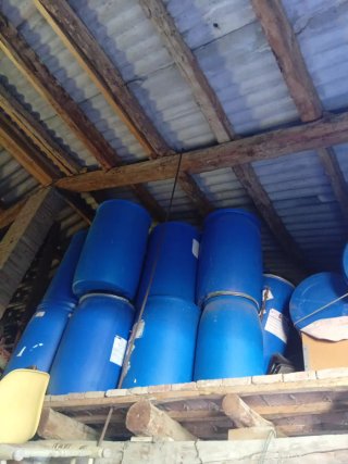 Bidones de plástico azules