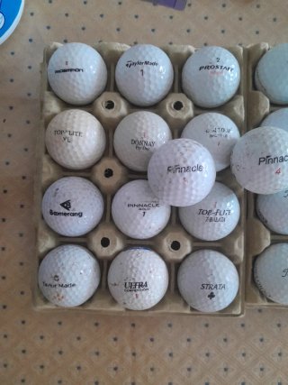 Lote de 24 pelotas de golf variadas