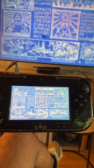 Nintendo Wii U Negra con Detalles Dorados