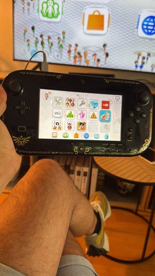 Nintendo Wii U Negra con Detalles Dorados