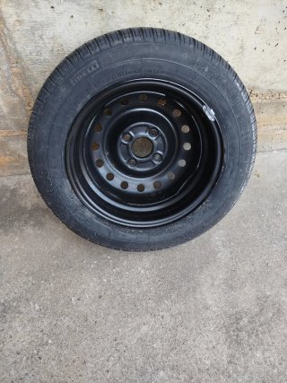 Neumático Pirelli P4000 con llanta