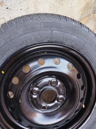 Neumático Pirelli P4000 con llanta