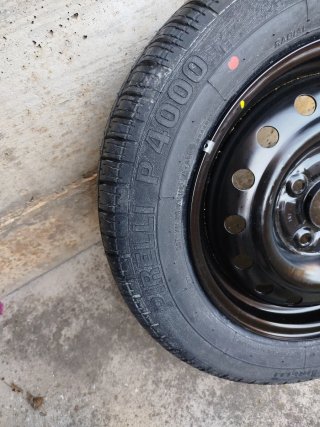 Neumático Pirelli P4000 con llanta