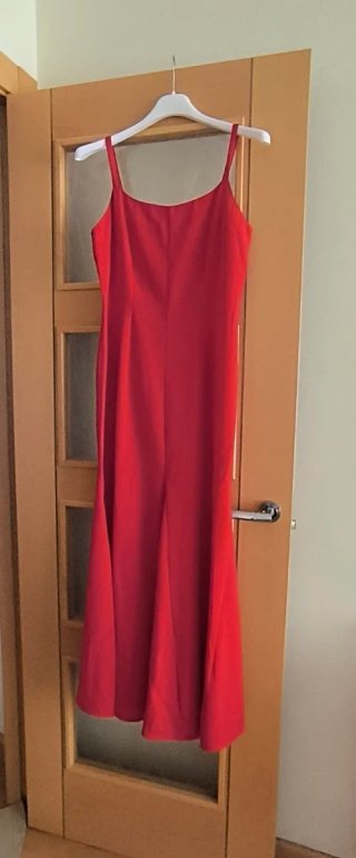 Vestido negro asimétrico con pedrería