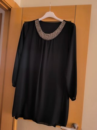 Vestido negro asimétrico con pedrería