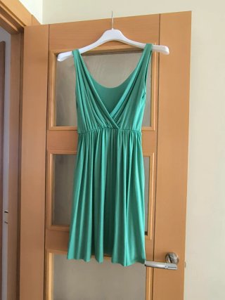 Vestido negro asimétrico con pedrería