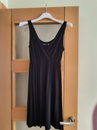 Vestido negro asimétrico con pedrería