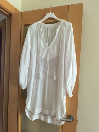 Vestido negro asimétrico con pedrería
