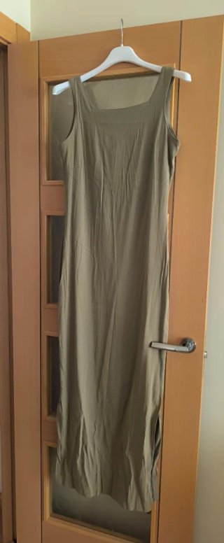 Vestido negro asimétrico con pedrería