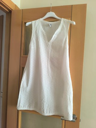 Vestido negro asimétrico con pedrería