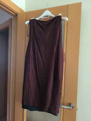 Vestido negro asimétrico con pedrería